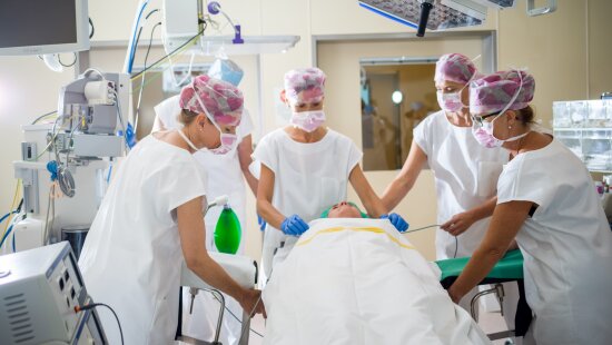 Reakce na články uveřejněné dne 17. 9. 2025 na Aktuálně.cz a iDnes.cz týkající se operací karcinomů prsu